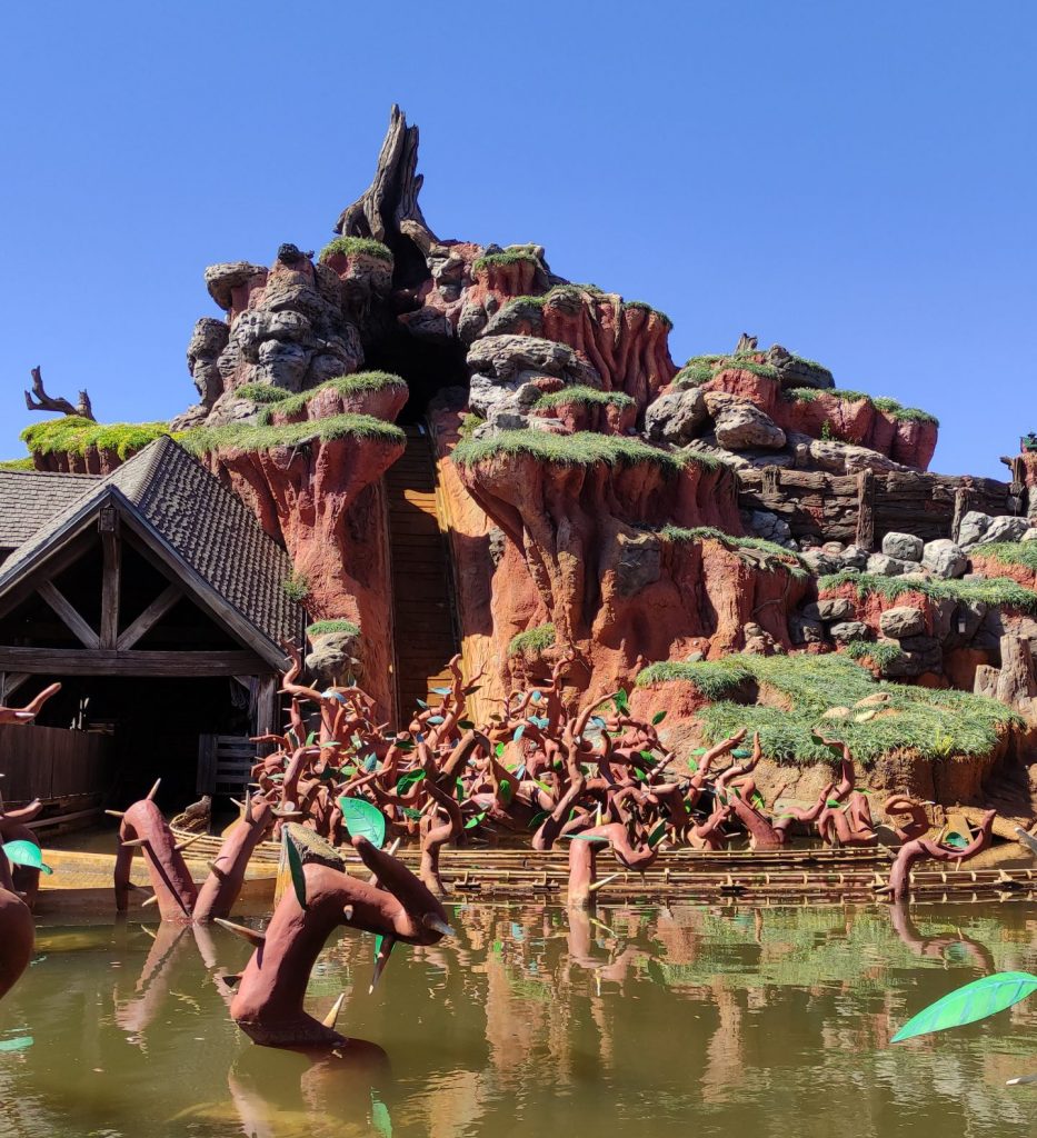 Bajada principal de Splash Mountain. 