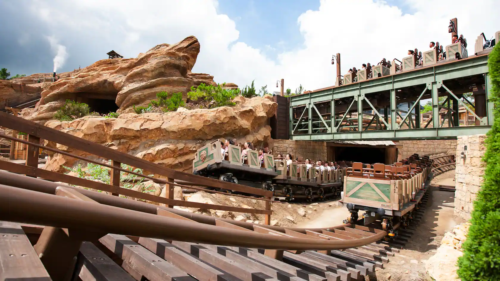 Grizzly Gulch y Mystic Point en Hong Kong Disneyland
