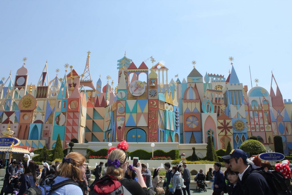 ''it's a small world'' en Fantasyland en Tokyo Disneyland