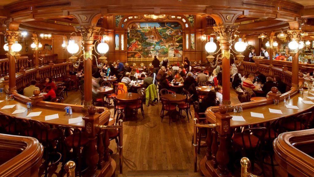 Interior de The Lucky Nugget Saloon en Frontierland en Disneyland París.